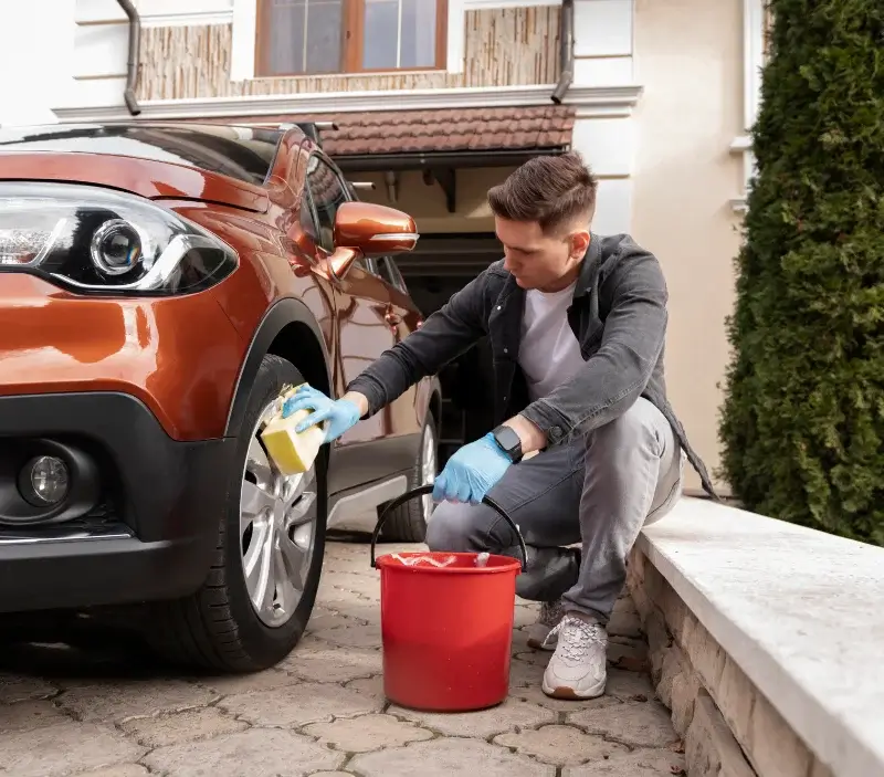 Lavage auto à domicile Moulin-Mage : professionnel intervenant sur un véhicule